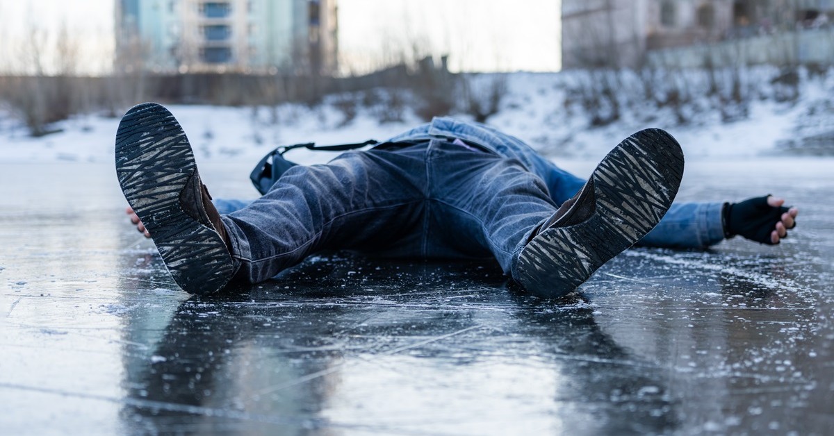 Wypadek na śliskim chodniku? Twoje odszkodowanie może wynieść choćby kilkadziesiąt tysięcy złotych