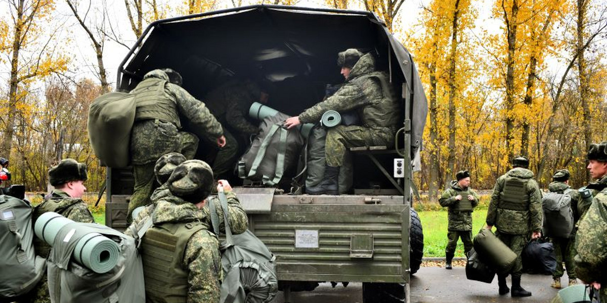 Rosyjscy poborowi w drodze na szkolenie wojskowe.
