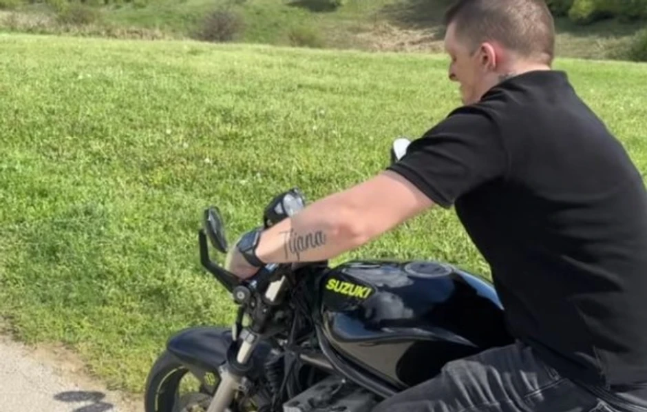 Aleksandar vozi motor