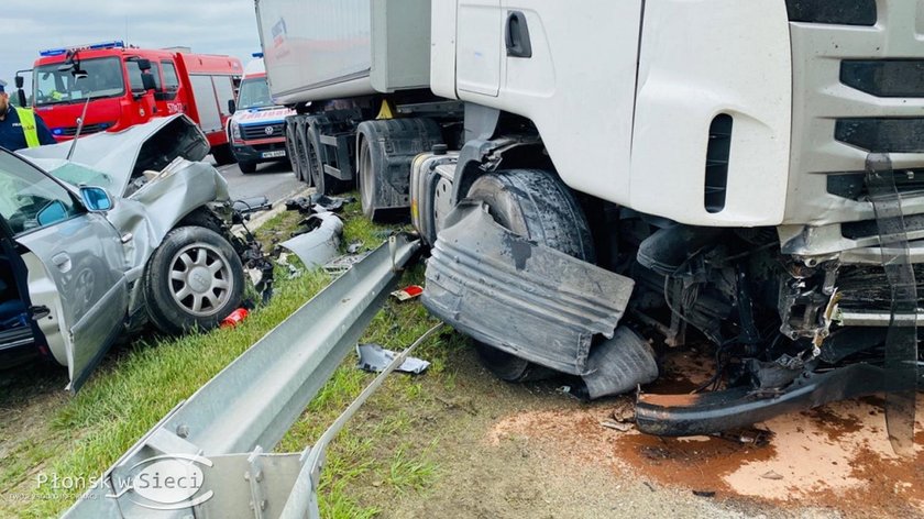 Śmiertelny wypadek pod Płońskiem. Zginęła kobieta, a troje dzieci trafiło do szpitala