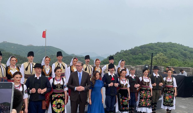 Aleksandar Vučić  i srpska delegacija na Kineskom zidu