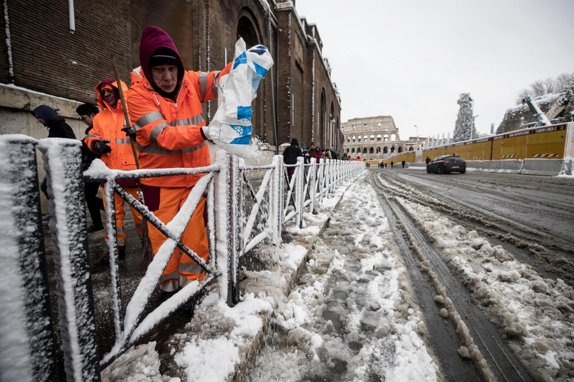 Pracownicy miejscy w Rzymie usiłują walczyć ze śniegiem