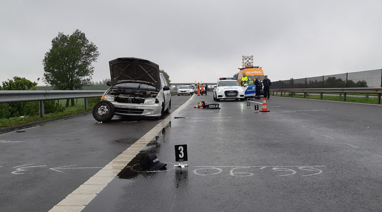 A későbbi áldozat a leállósávban állt le, majd szerelni kezdte autóját. Ám a szélső sávban ütötték el /Fotó: police.hu