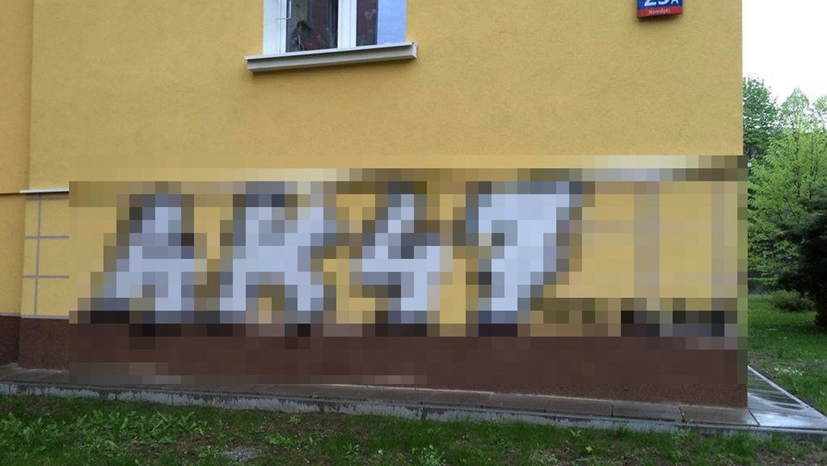 Bulwersująca sprawa z warszawskiego Muranowa. Na kilku budynkach pojawiły się napisy stylizowane na graffiti, z nazwą jednego ze sklepów z odzieżą hiphopową i jego adresem internetowym. W sieci zawrzało, bo wiele wskazuje na to, że to nielegalne reklamy. – Niszczyciele miasta – grzmią internauci. – To nie my, tylko nasi fani – ripostuje sklep. Sprawą zainteresowała się już policja i straż miejska.