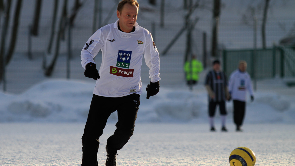 Premier Donald Tusk powiedział w Gdańsku, że żegna "z ulgą" rok 2010. Premier życzy Polakom, aby rok 2011 był spokojniejszy od mijającego. Życzy również, aby w nadchodzących dwunastu miesiącach wszyscy mieli poczucie stabilności i bezpieczeństwa.