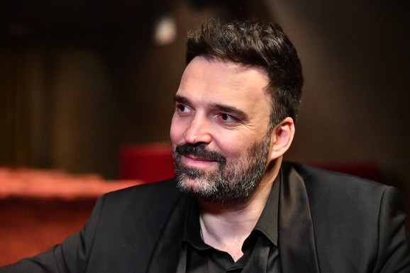 DANAS ŽIVI U VILI NA ZVEZDARI, A NEKAD U VIŠESPRATNICI U UŽICU U ovoj zgradi odrastao je Ivan Bosiljčić, a evo šta komšije kažu o svom sugrađaninu: "Supruga i ćerka su mu super"