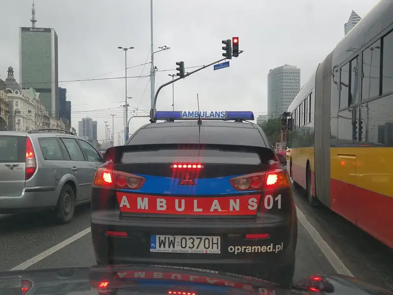 Kierowca ukrył wersję silnikową swojego Lancera pod napisem &quot;Ambulans&quot;. Ile robi od zera do stołu operacyjnego?