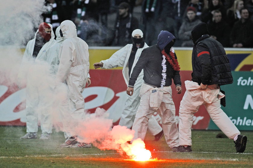 Burdy i zadymy po meczu Borussii Moenchengladbach z FC Koeln! Wideo