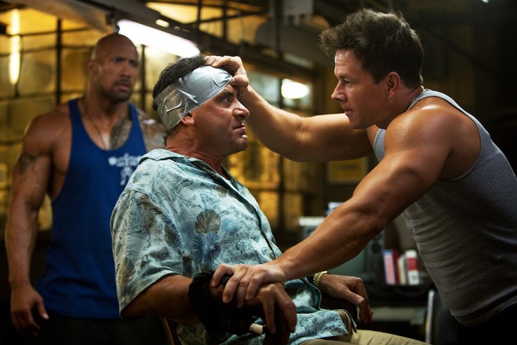 Mark Wahlberg, Tony Shalhoub i Dwayne Johnson w filmie 'Sztanga i cash'