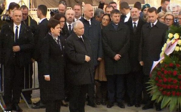 "Wawel Królów, nie prezesa". Prezes PiS odwiedził grób Lecha i Marii Kaczyńskich na Wawelu