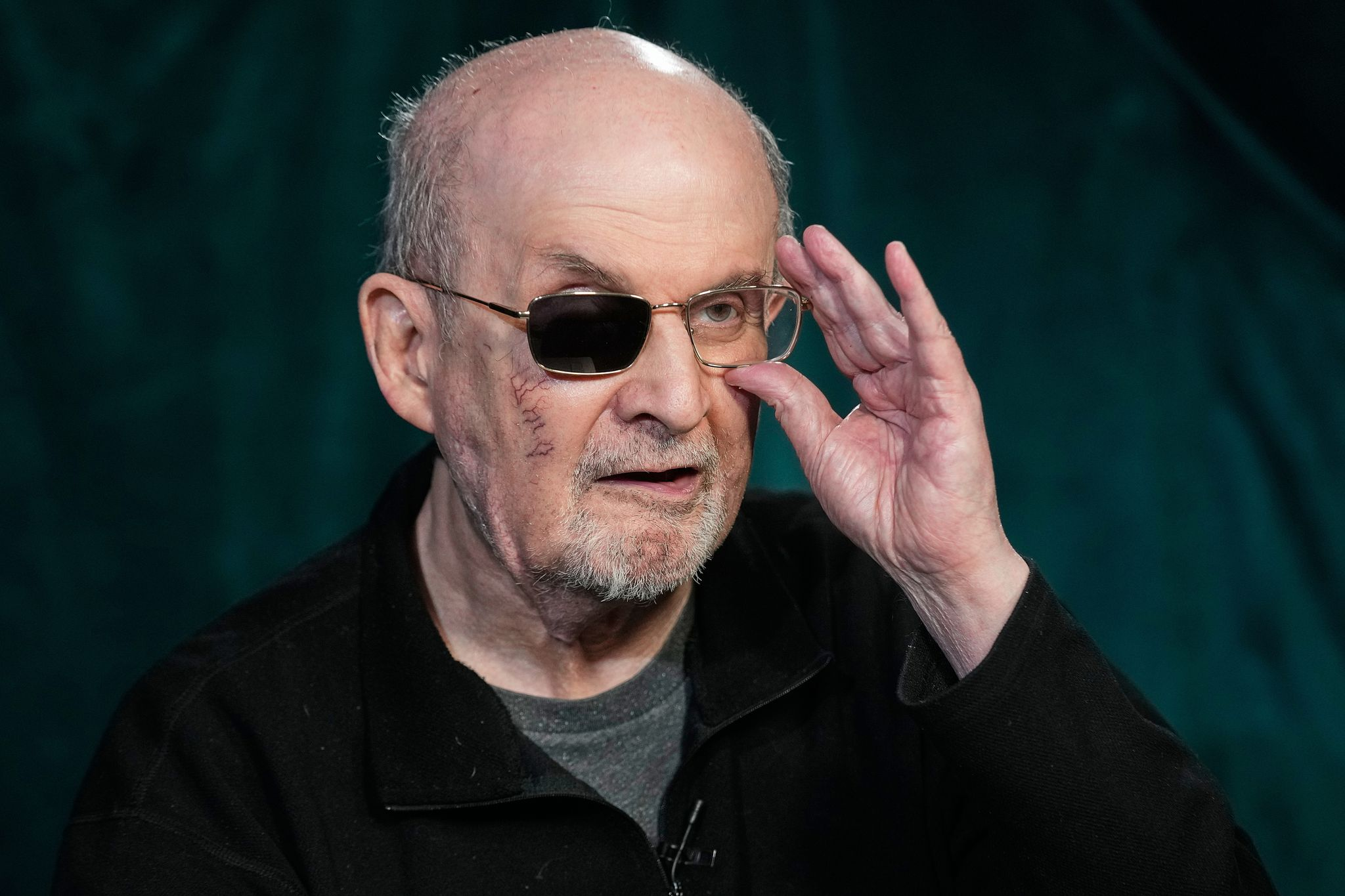 Salman Rushdie veröffentlicht erstes Buch seit Messerangriff 2022