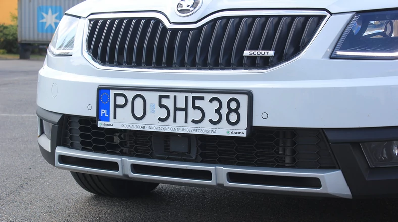 Radar systemu Front Assist w Skoda Octavia znajduje się tuż pod tablicą rejestracyjną