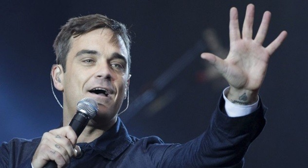 Spevák Robbie Williams.