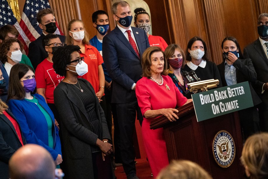 Spikerka Izby Reprezentantów Nancy Pelosi na spotkaniu na temat pakietu socjalnego i klimatycznego Build Back Better Act