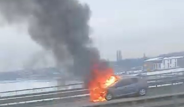 Zapaljen automobil na obilaznici oko Beograda u smeru ka Novom Sadu