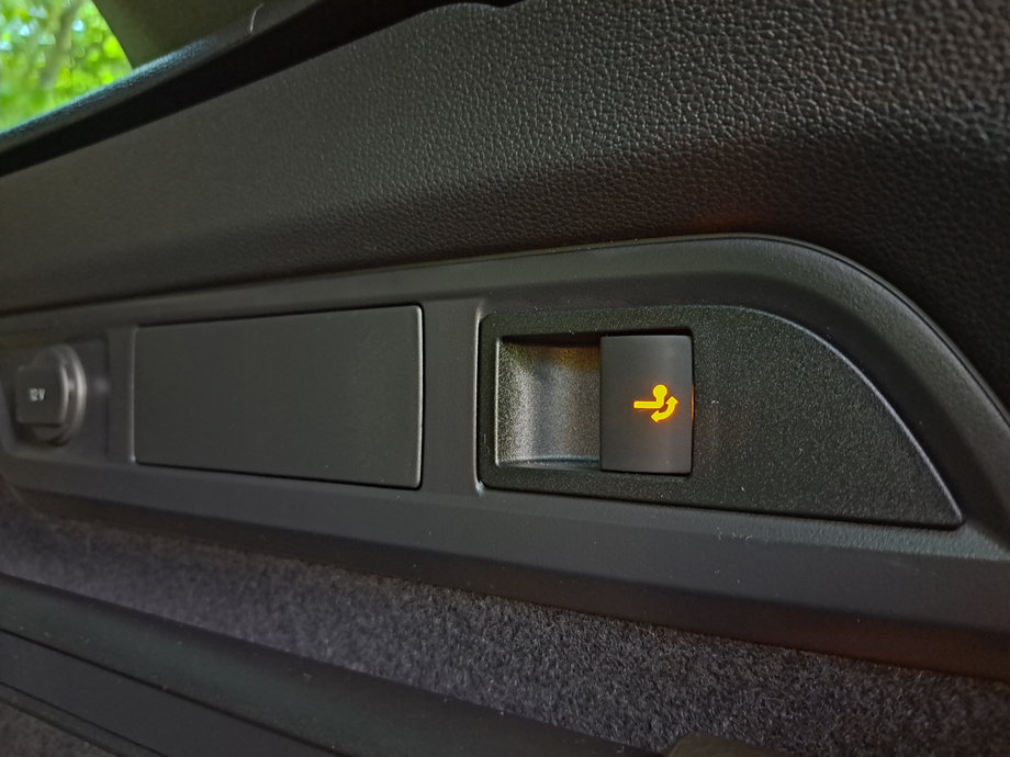 Skoda Kodiaq - przycisk umożliwia wysunięcie haka w samochodach, które są w niego wyposażone.