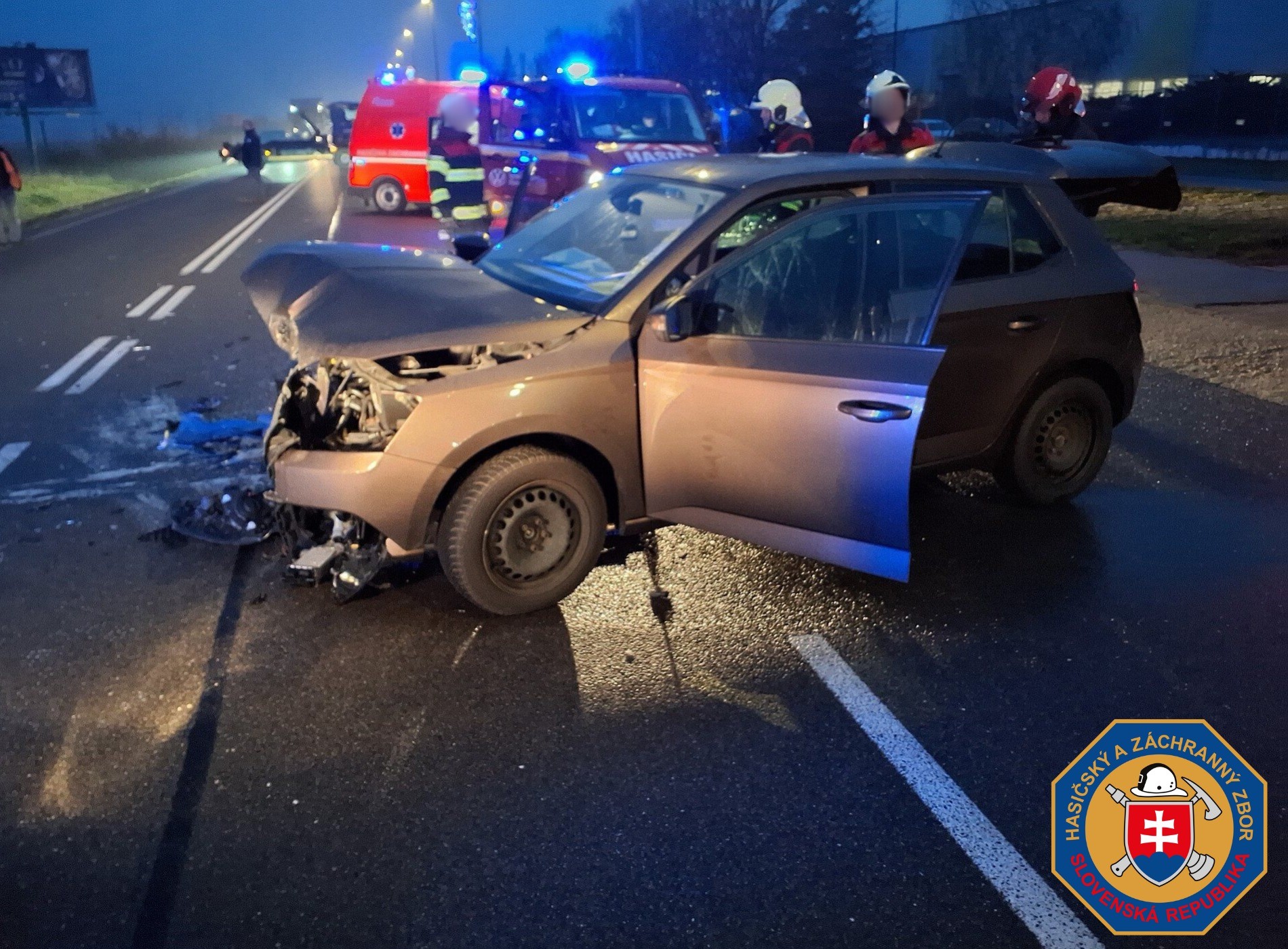 Bratislavskí hasiči zasahovali pri nehode.