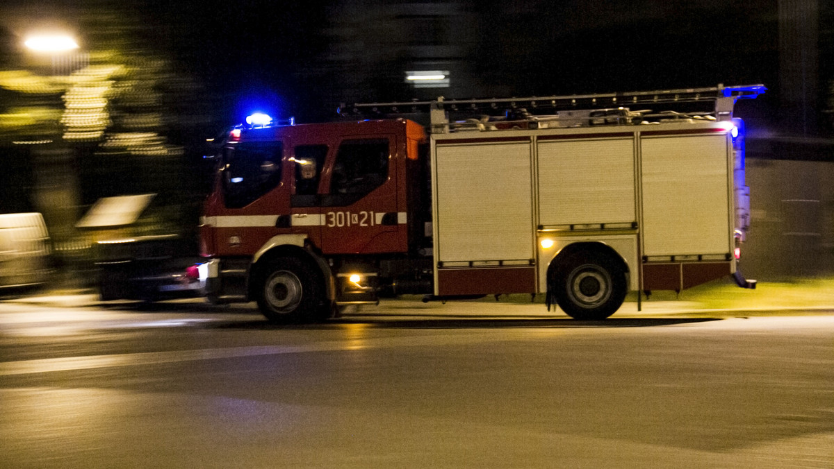 Mężczyzna zginął, a kobieta została ranna w pożarze mieszkania w Kutnie (Łódzkie), który wybuchł wczoraj wieczorem. Jako wstępną przyczynę pożaru strażacy wskazali zaprószenie ognia.