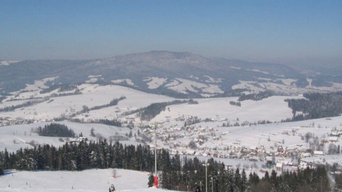 Na Podhalu naturalnego śniegu nadal mało, jednak słupki rtęci wskazują ujemne temperatury i na sztucznie śnieżonych trasach panują bardzo dobre warunki narciarskie.