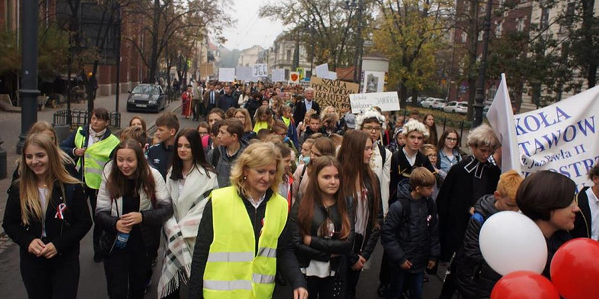 Skandal w Krakowie. Dzieci maszerowały w smogu