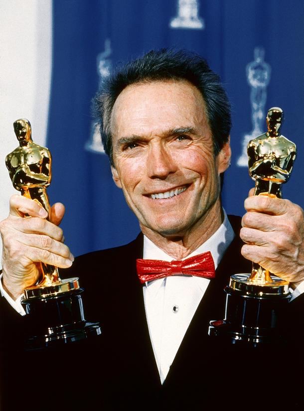 Clint Eastwood na oscarowej gali z nagrodami za najlepszą reżyserię i dla aktora w „Bez przebaczenia, 1993 r.