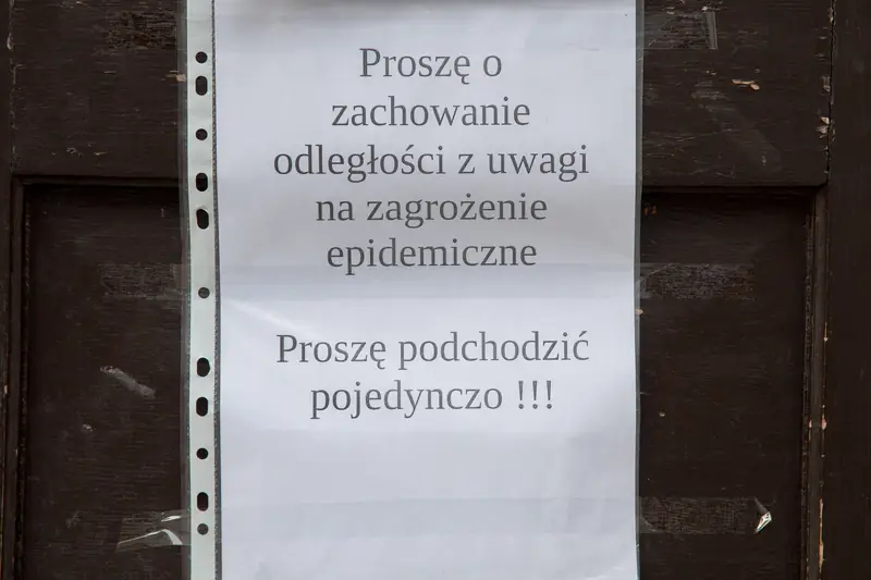 Informacja o zachowaniu bezpiecznych odległości, apteka w Gdańsku