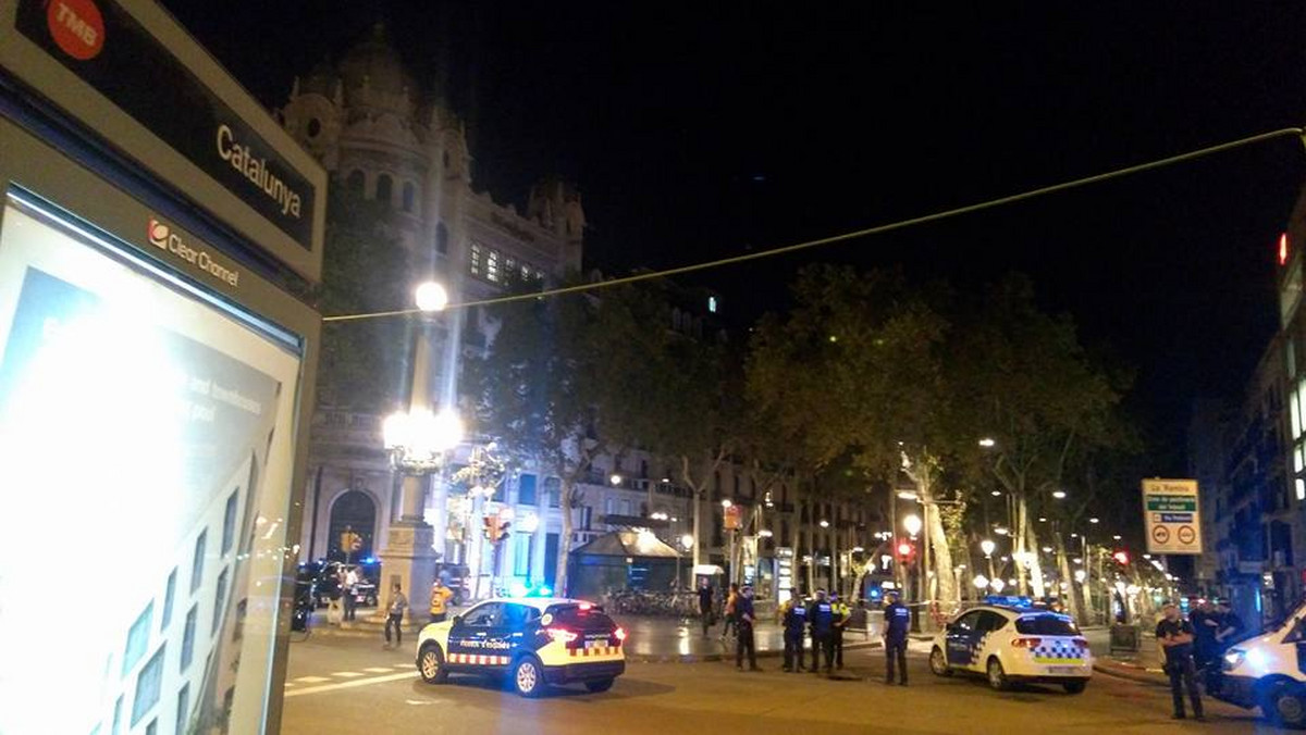 Gdy furgonetka wjechała w tłum ludzi na ulicy La Rambla w pobliżu placu Katalońskiego, wrocławianin Dawid Frik przebywał w oddalonym o 500 metrów hotelu. Jak mówi w rozmowie z Onetem – codziennie kilka razy przechodził przez miejsce, gdzie doszło do ataku terrorystycznego. W zamachu zginęło 14 osób, ponad 100 jest rannych.