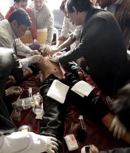 Ratownicy udzielają pomocy rannemu chłopcu