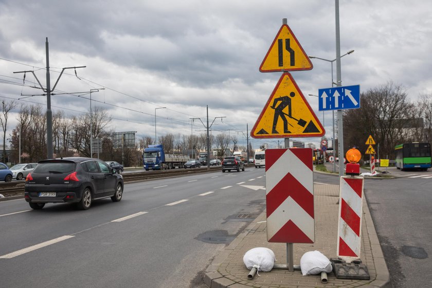 Dobudowują trzeci pas na Jana Pawła II