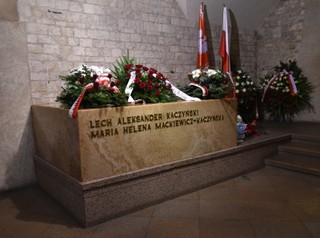 Prezydent Duda modlił się przy sarkofagu Lecha i Marii Kaczyńskich