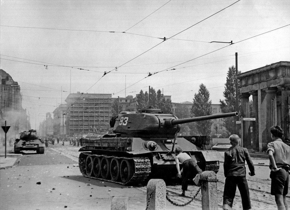 Plac Lipski w Berlinie w trakcie antysowieckiego powstania w 1953 roku i plac Lipski dziś
