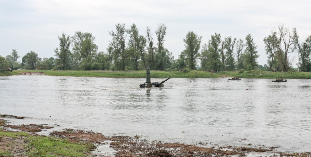 Biała Góra (woj. lubuskie), 06.06.2017. Żołnierze z jednostek 11. Lubuskiej Dywizji Kawalerii Pancernej podczas ćwiczeń z zakresu pokonania czołgami Leopard przeszkody wodnej - rzeki Odry, 6 bm. w Białej Górze. <br><br>
fot.  (zuz) PAP/Lech Muszyński