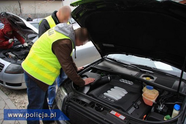 Zobacz nalot policji na samochodowych handlarzy