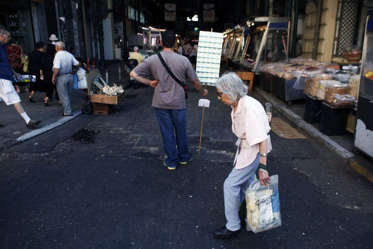 Przechodnie w Atenach