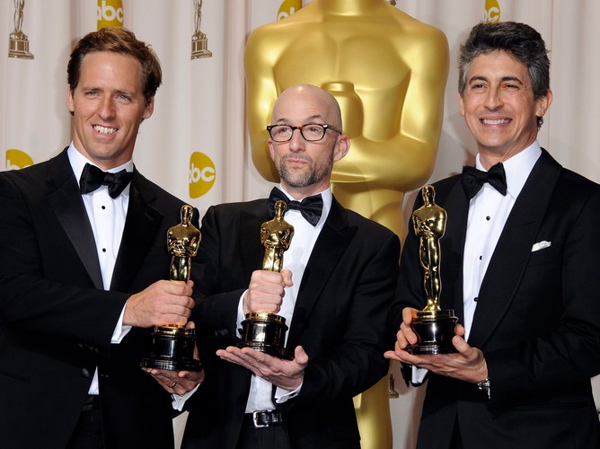 Nat Faxon, Jim Rash i Alexander Payne z Oscarem za najlepszy scenariusz adaptowany do filmu 'Spadkobiercy'