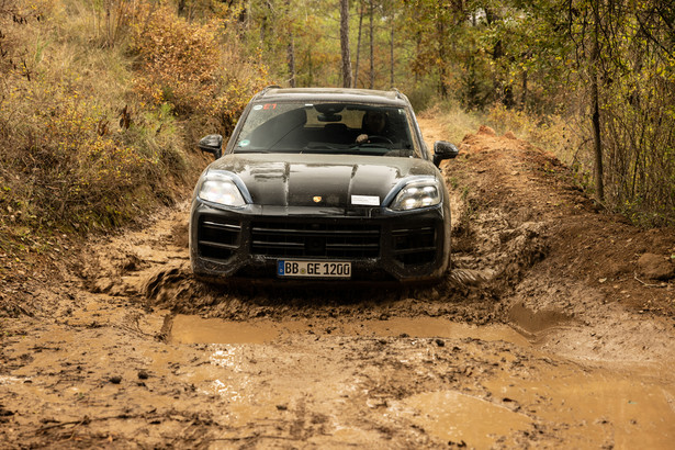 Oto Porsche Cayenne 2023. Silniki i wnętrze po nowemu