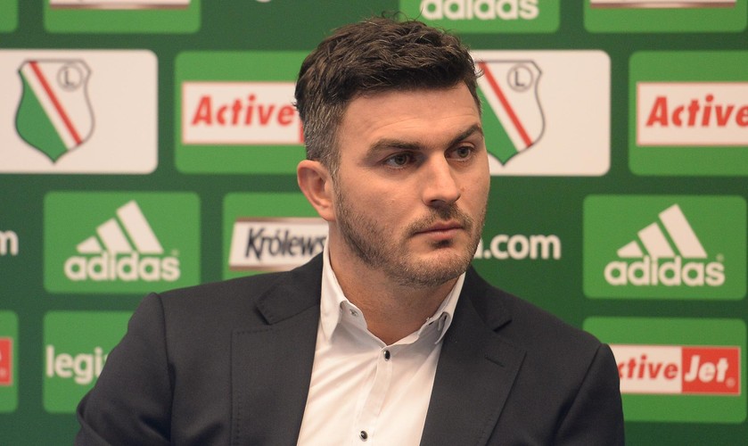 <b>Marcin i Michał Żewłakowowie</b>
<br>
<br> 
Piłkarscy bracia zaczęli studia w Wyższej Szkole Zarządzania i Marketingu, ale kontrakty z zagranicznymi klubami (między innymi w Belgii i Grecji) uniemożliwiły im dokończenie nauki.