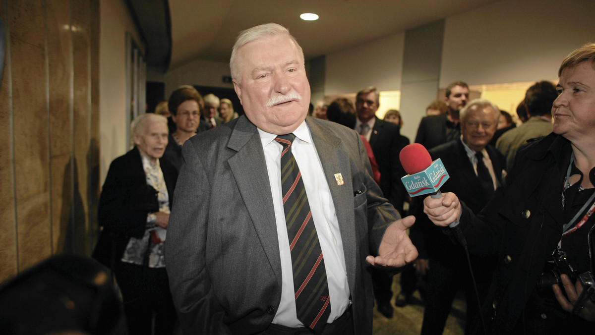 B. prezydent Lech Wałęsa, który we wtorek w Zakopanem spotkał się z lokalnymi przedsiębiorcami i mieszkańcami stolicy Tatr, zapewnił, że będzie wspierał starania Zakopanego o wielkie imprezy sportowe, takie jak mistrzostwa świata w narciarstwie klasycznym.