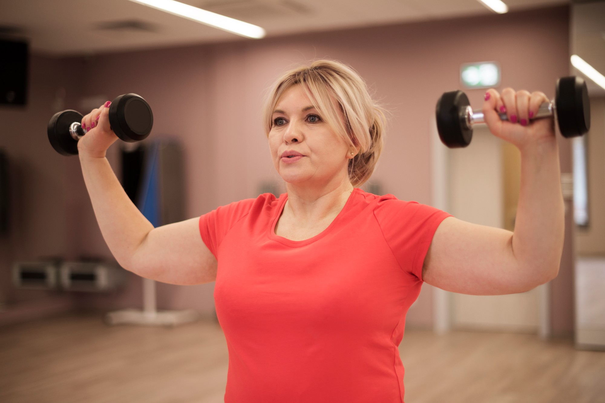 Pravidelný silový tréning pomáha spomaľovať úbytok svalovej hmoty a podporuje zdravý metabolizmus aj počas menopauzy.