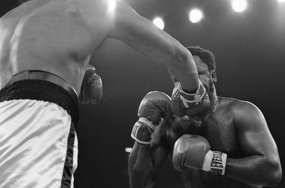 Muhammad Ali w pojedynku z Joe Frazierem, 1974.