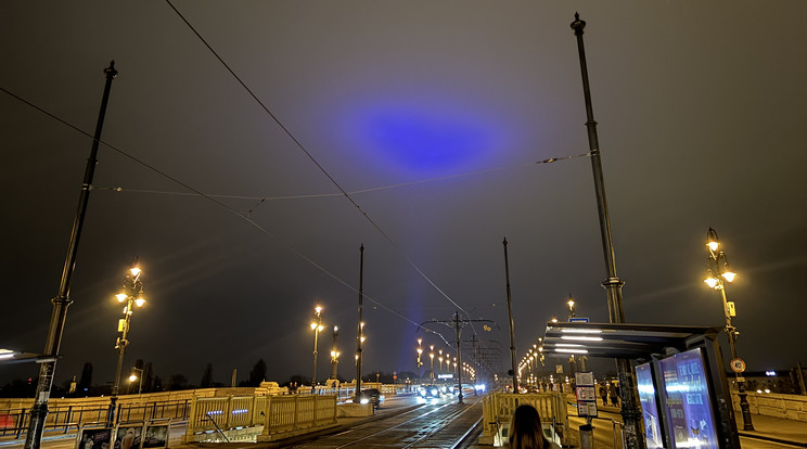 Különös kék folt fénylett Budapest egén a késői órákban. / Fotó: