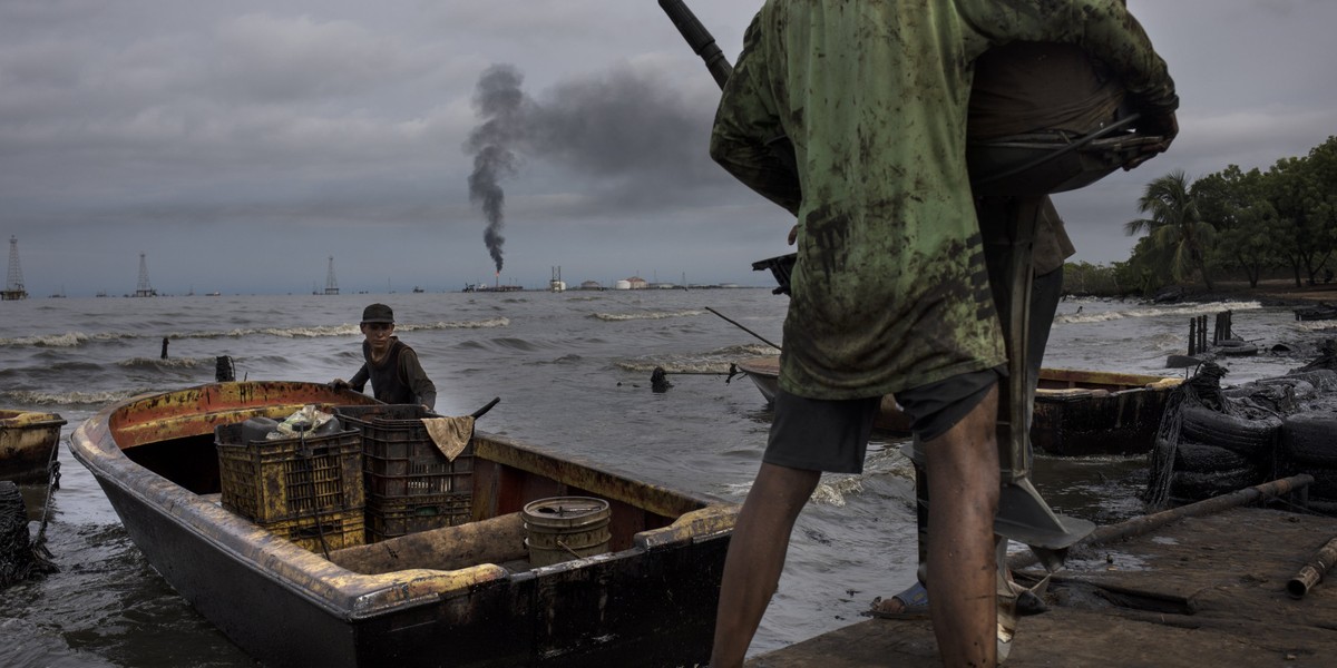 Obserwujemy dynamiczne zniżki na wycenie ropy naftowej. Wycena amerykańskiej Crude spadła poniżej 15 dol. (seria majowa, seria czerwcowa ok. 23 dol.), co jest najniższym poziomem od 1999 r. 