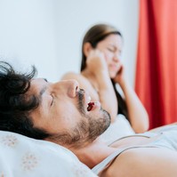 Horkolástól hangos éjjel a háló? 4 módszer, ami beválhat