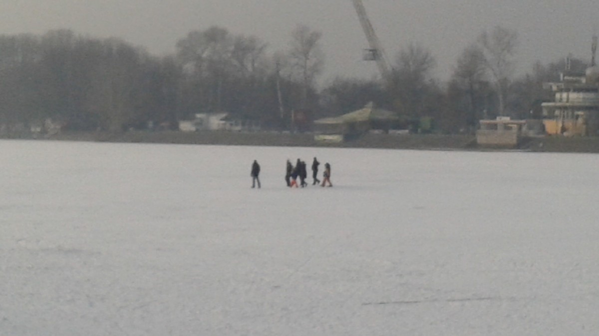 Šetnja po zaleđenom jezeru sa decom