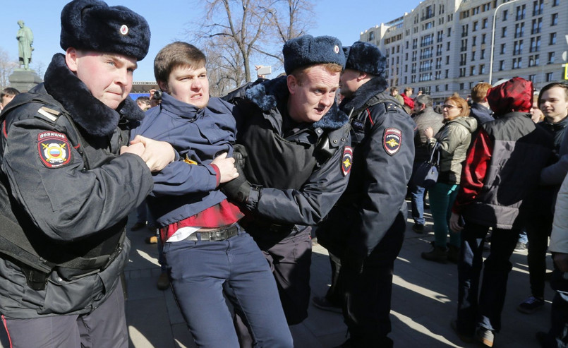 Liczba uczestników niedzielnych demonstracji przeciwko korupcji sięgnęła w Moskwie około 30 tysięcy, a w Petersburgu 10 tysięcy - twierdzą niezależne media, powołując się na uczestników akcji. Policja poinformowała o 7-8 tys. uczestników w rosyjskiej stolicy.