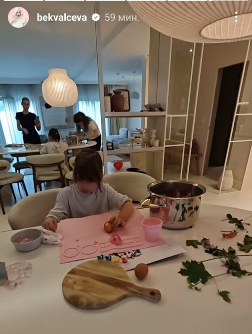 Nataša Bekvalac pokazala kako se u njenom domu farbaju jaja