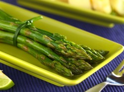 Sezon na szparagi w pełni. Jakie mają zalety? Czy warto je jeść?