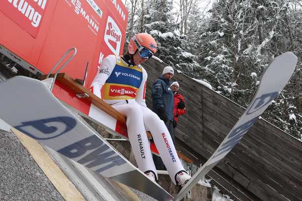 Dawid Kubacki podczas serii treningowej przed zawodami Pucharu Świata w lotach narciarskich na skoczni mamuciej Kulm