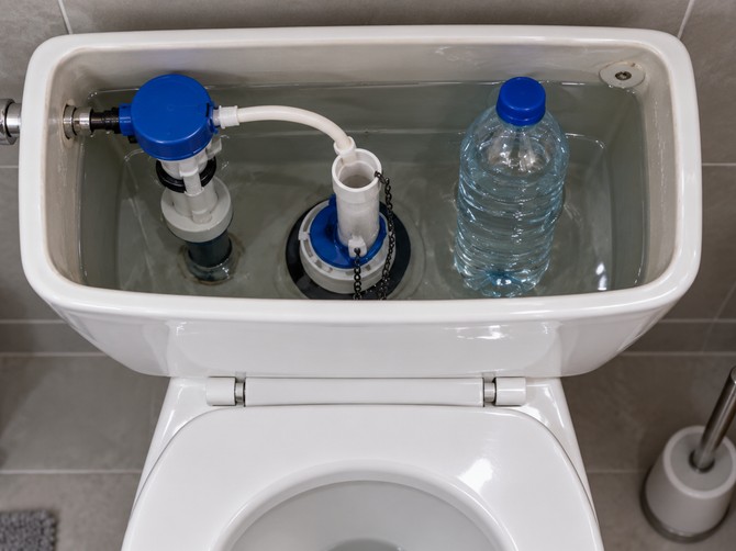 Evo zašto domaćice stavljaju plastičnu flašu u vodokotlić