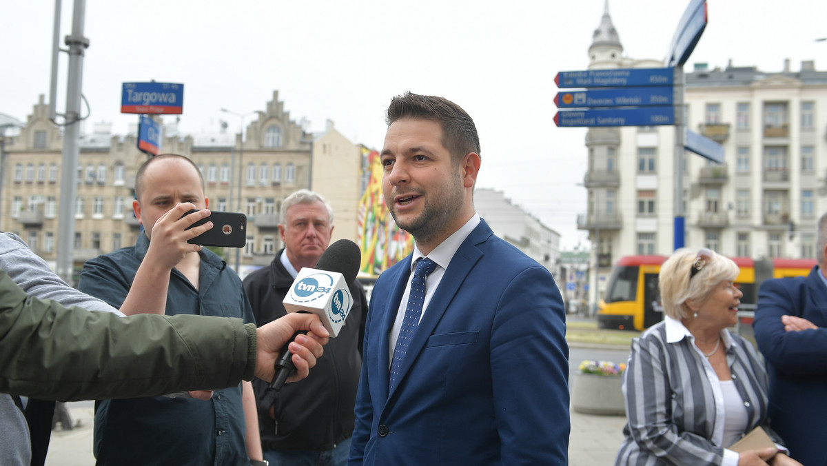 Patryk Jaki zapowiedział dziś na konferencji prasowej skuteczną walkę ze smogiem i przedstawił pierwszą część swojego planu. Odwołując się do działań obecnych władz, stwierdził: "czyny, a nie słowa".